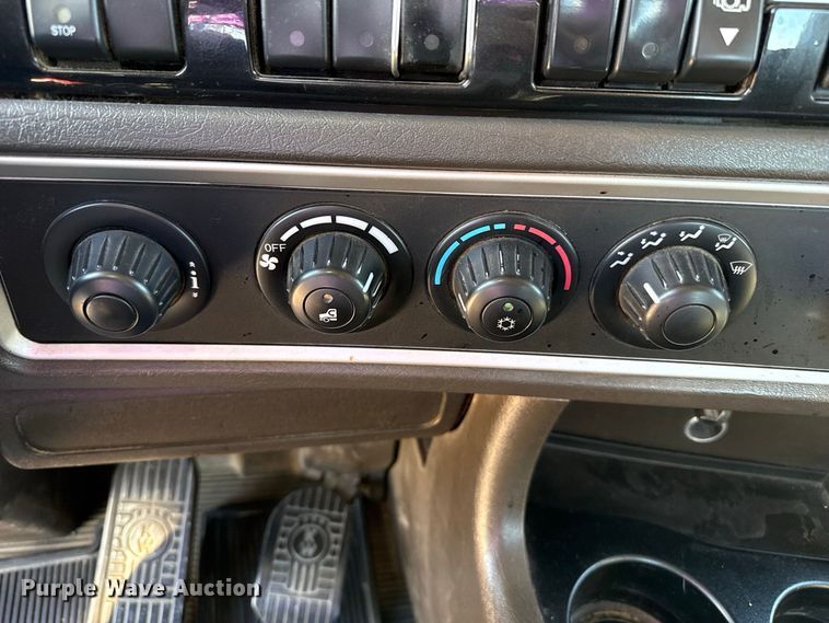 image for item EW4362 2013 Kenworth T800 semi truck