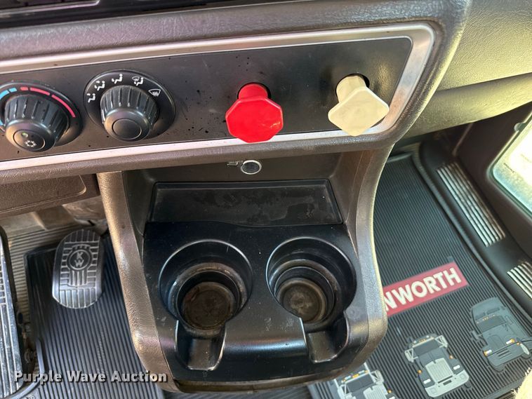 image for item EW4362 2013 Kenworth T800 semi truck