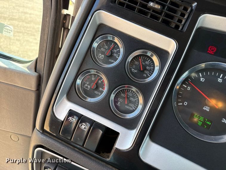 image for item EW4362 2013 Kenworth T800 semi truck