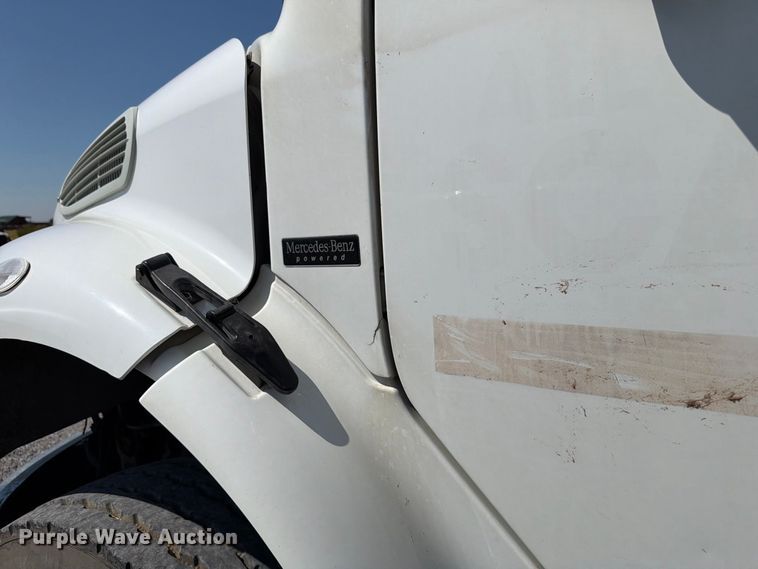 image for item EW8881 2007 Freightliner M2 flatbed truck