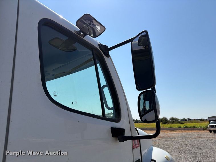 image for item EW8881 2007 Freightliner M2 flatbed truck