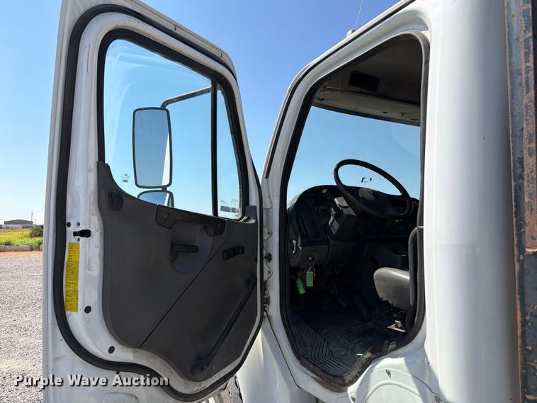 image for item EW8881 2007 Freightliner M2 flatbed truck