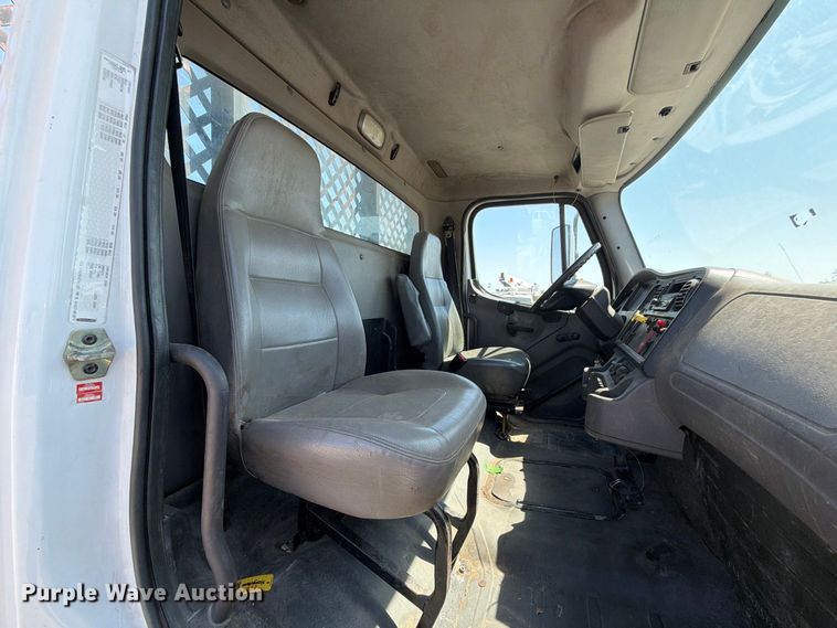 image for item EW8881 2007 Freightliner M2 flatbed truck
