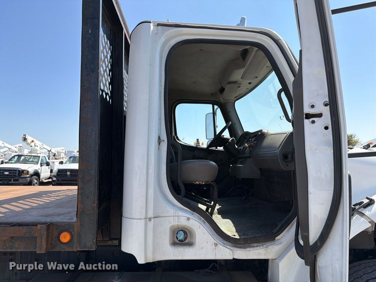 image for item EW8881 2007 Freightliner M2 flatbed truck