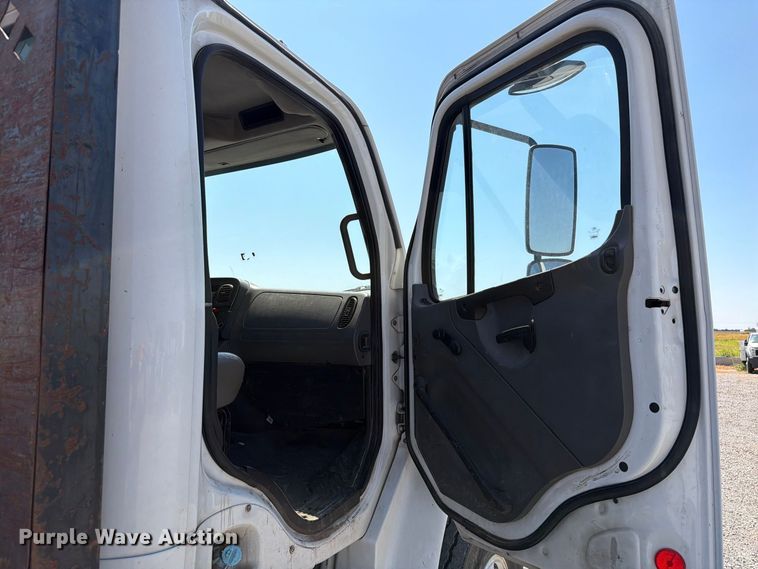 image for item EW8881 2007 Freightliner M2 flatbed truck