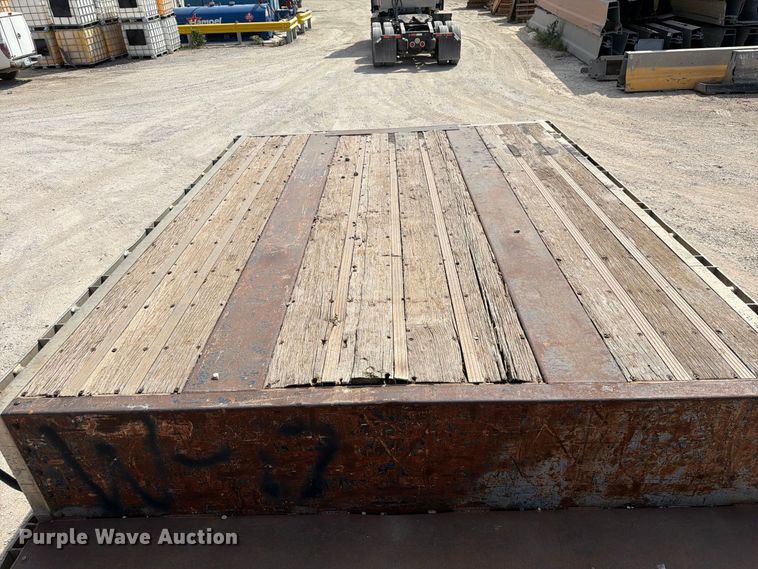 image for item EW8929 1999 Reinke drop deck trailer
