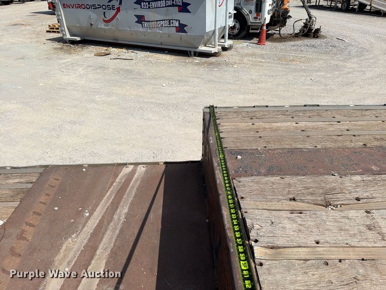 image for item EW8929 1999 Reinke drop deck trailer