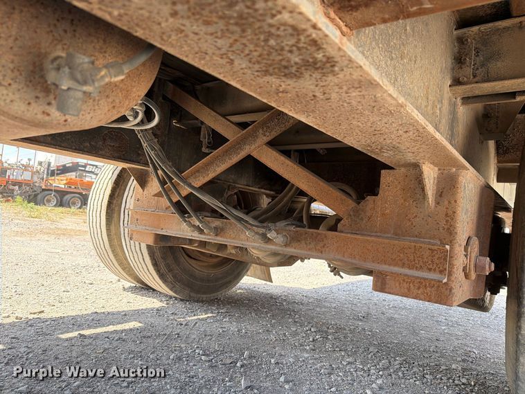 image for item EW8929 1999 Reinke drop deck trailer