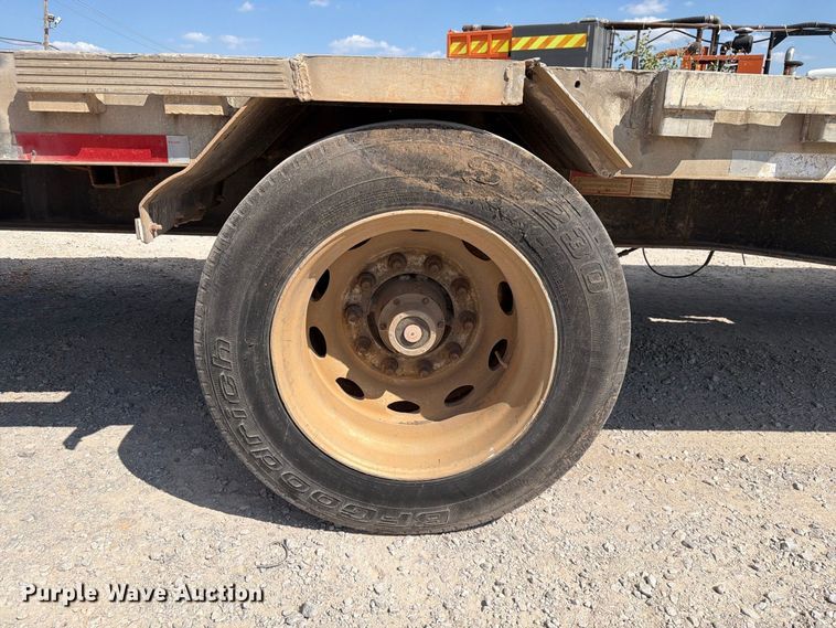 image for item EW8929 1999 Reinke drop deck trailer