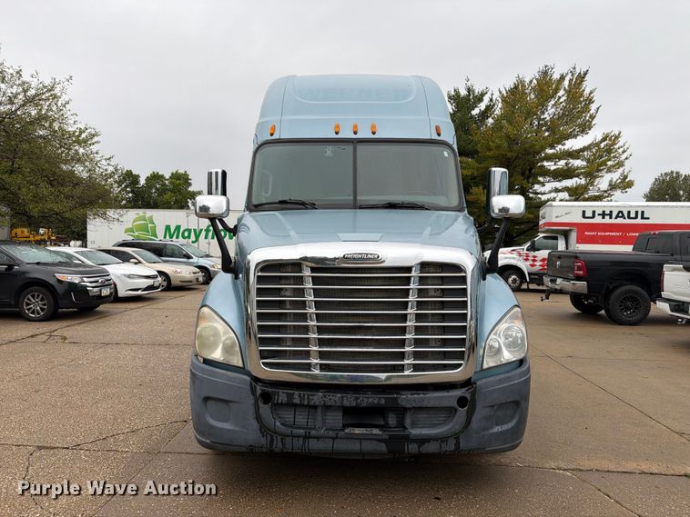 image for item EX1023 2016 Freightliner Cascadia semi truck