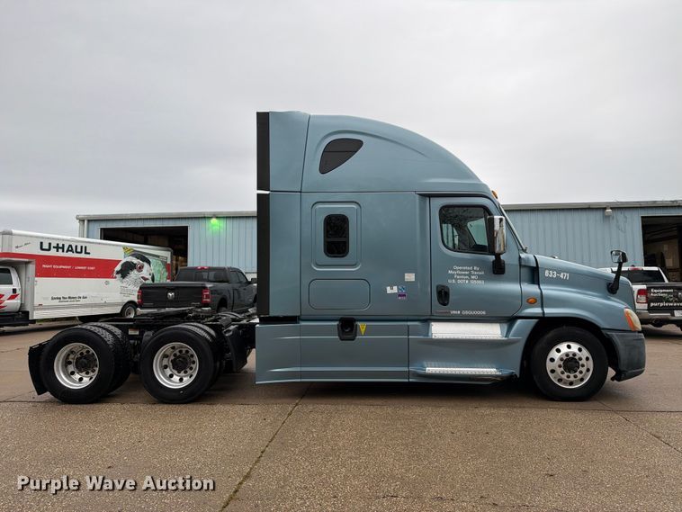 image for item EX1023 2016 Freightliner Cascadia semi truck