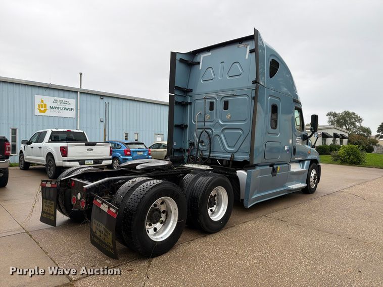 image for item EX1023 2016 Freightliner Cascadia semi truck