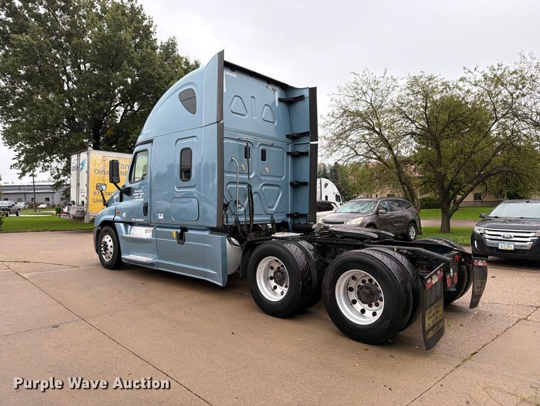 image for item EX1023 2016 Freightliner Cascadia semi truck