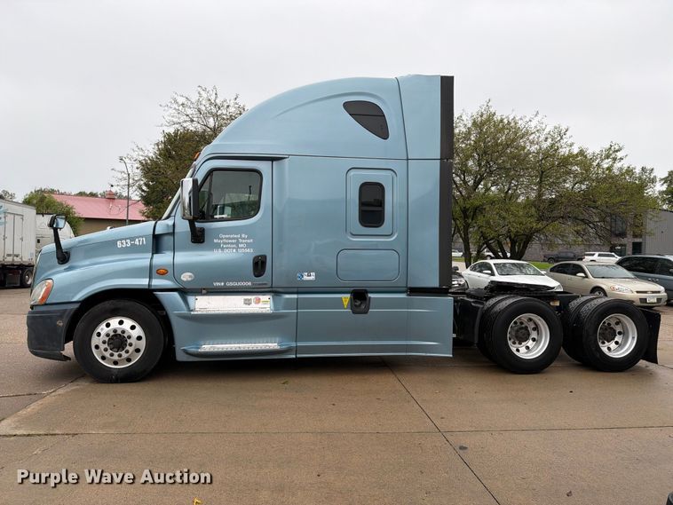 image for item EX1023 2016 Freightliner Cascadia semi truck