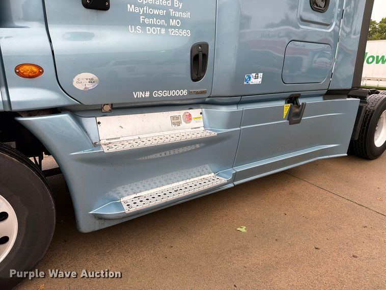 image for item EX1023 2016 Freightliner Cascadia semi truck
