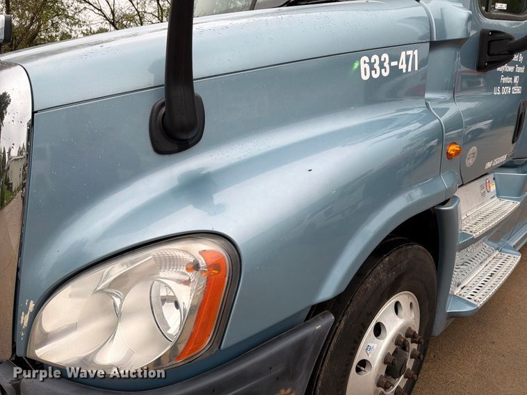 image for item EX1023 2016 Freightliner Cascadia semi truck