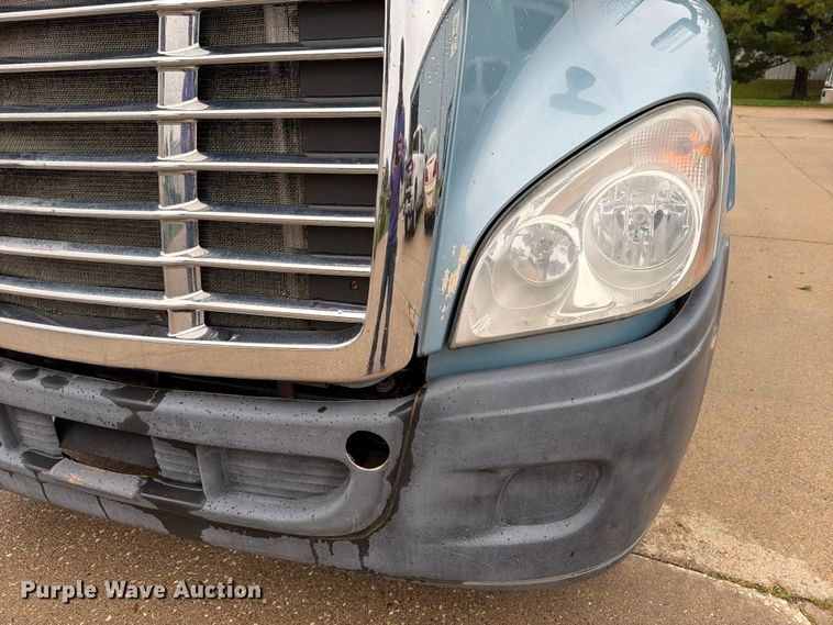 image for item EX1023 2016 Freightliner Cascadia semi truck