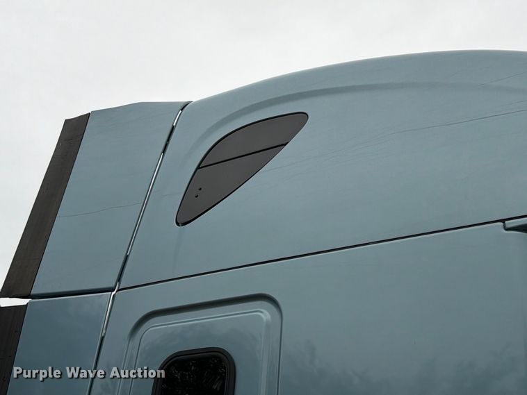 image for item EX1023 2016 Freightliner Cascadia semi truck