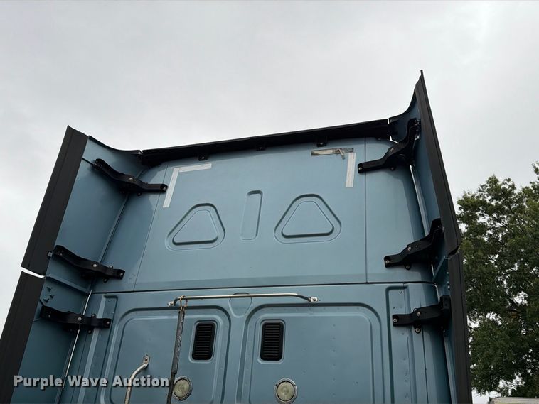 image for item EX1023 2016 Freightliner Cascadia semi truck