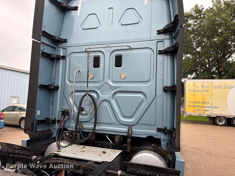image for item EX1023 2016 Freightliner Cascadia semi truck