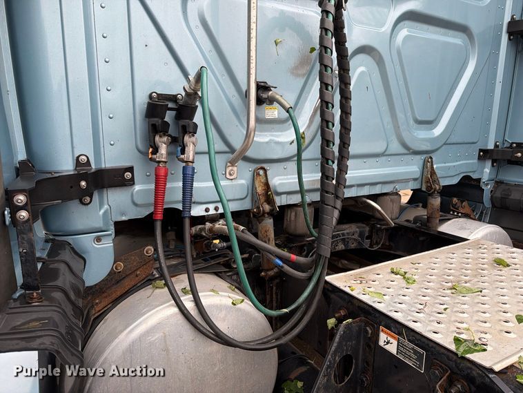 image for item EX1023 2016 Freightliner Cascadia semi truck