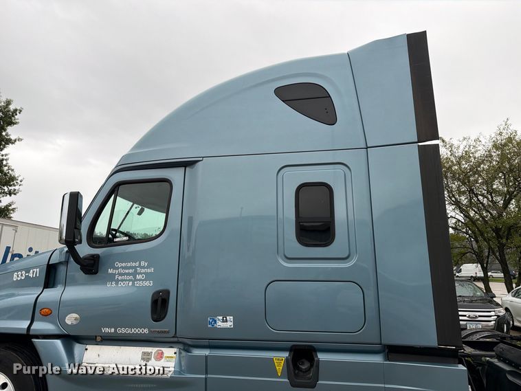image for item EX1023 2016 Freightliner Cascadia semi truck