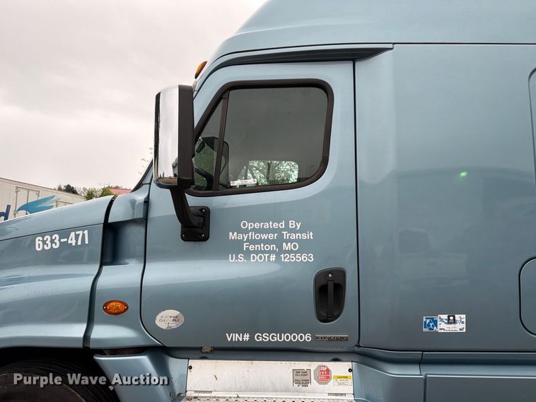 image for item EX1023 2016 Freightliner Cascadia semi truck