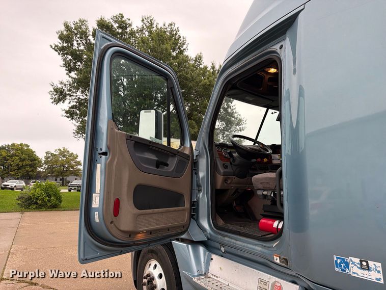image for item EX1023 2016 Freightliner Cascadia semi truck