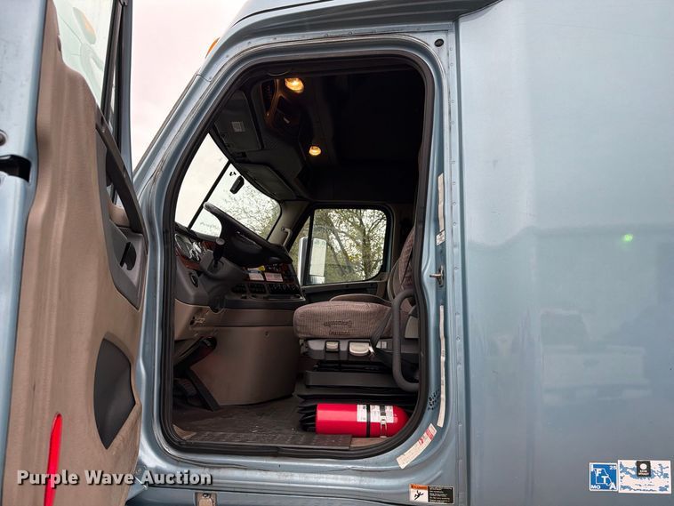 image for item EX1023 2016 Freightliner Cascadia semi truck