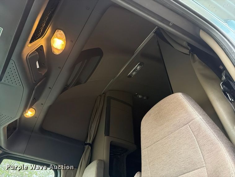 image for item EX1023 2016 Freightliner Cascadia semi truck