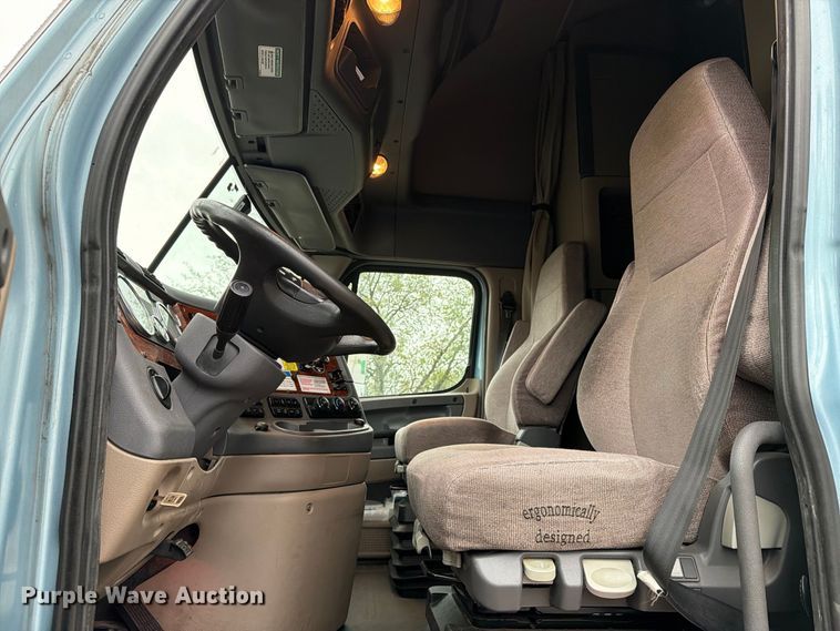 image for item EX1023 2016 Freightliner Cascadia semi truck