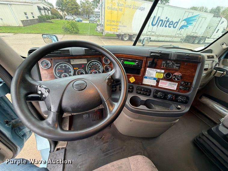 image for item EX1023 2016 Freightliner Cascadia semi truck