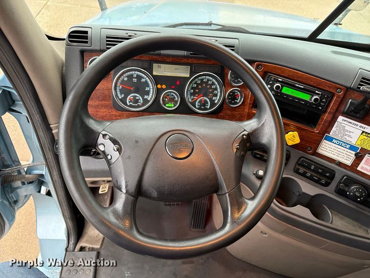 image for item EX1023 2016 Freightliner Cascadia semi truck