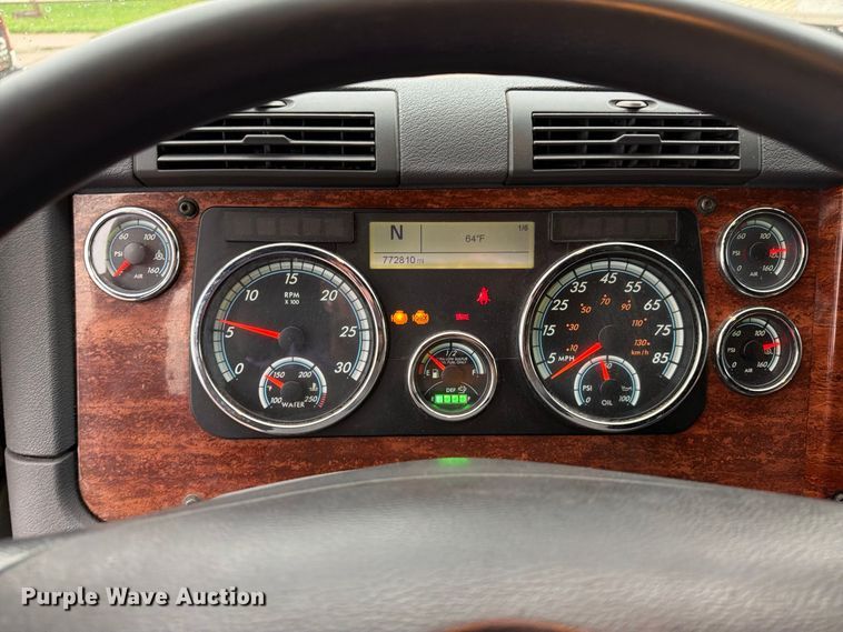 image for item EX1023 2016 Freightliner Cascadia semi truck