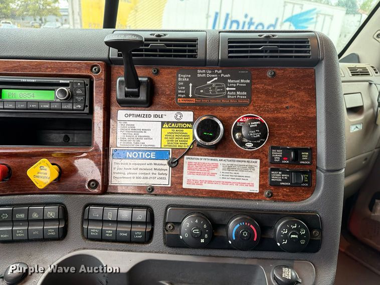 image for item EX1023 2016 Freightliner Cascadia semi truck