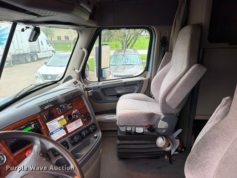 image for item EX1023 2016 Freightliner Cascadia semi truck