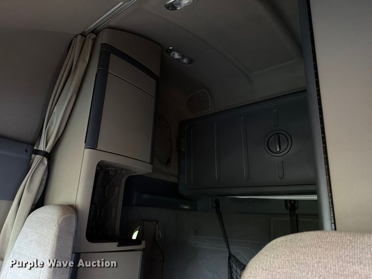 image for item EX1023 2016 Freightliner Cascadia semi truck