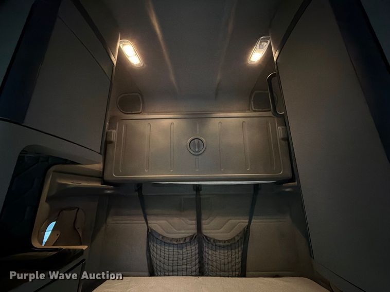image for item EX1023 2016 Freightliner Cascadia semi truck