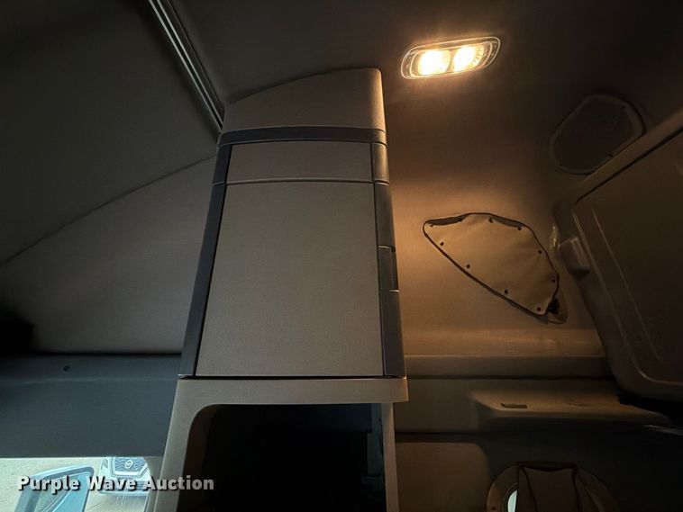 image for item EX1023 2016 Freightliner Cascadia semi truck