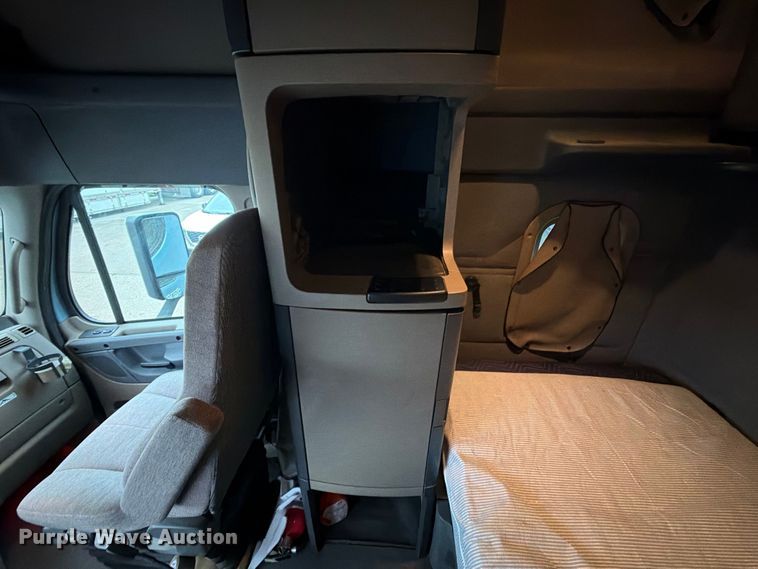 image for item EX1023 2016 Freightliner Cascadia semi truck