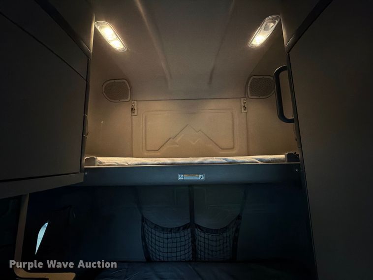 image for item EX1023 2016 Freightliner Cascadia semi truck