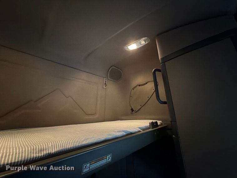 image for item EX1023 2016 Freightliner Cascadia semi truck