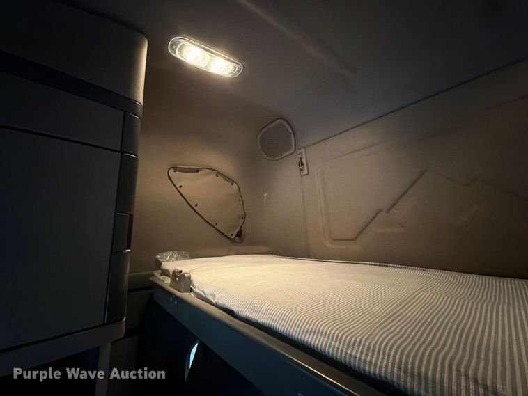 image for item EX1023 2016 Freightliner Cascadia semi truck