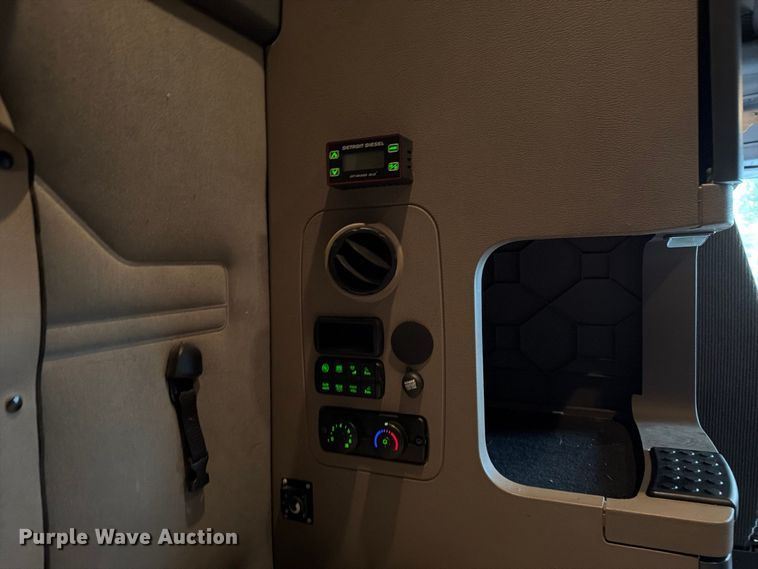 image for item EX1023 2016 Freightliner Cascadia semi truck