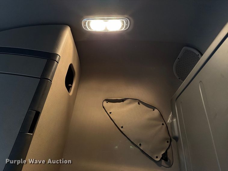 image for item EX1023 2016 Freightliner Cascadia semi truck