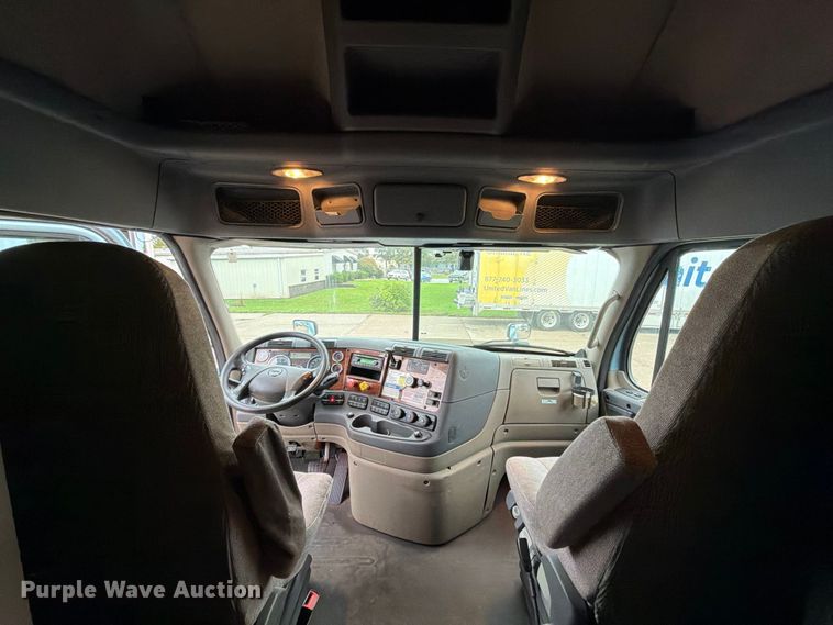 image for item EX1023 2016 Freightliner Cascadia semi truck