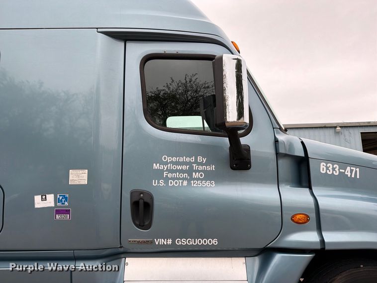 image for item EX1023 2016 Freightliner Cascadia semi truck
