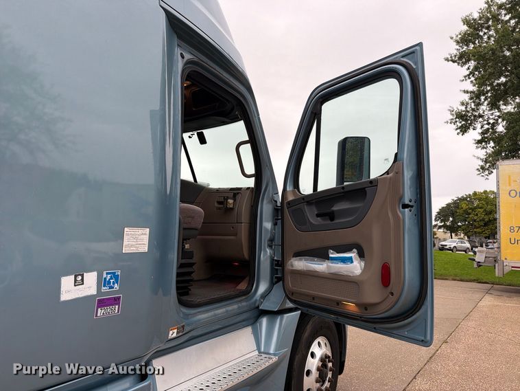 image for item EX1023 2016 Freightliner Cascadia semi truck