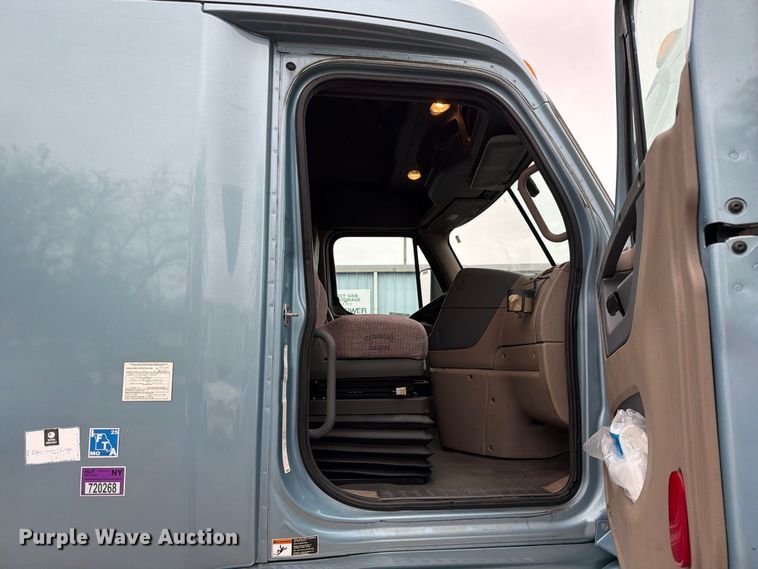 image for item EX1023 2016 Freightliner Cascadia semi truck