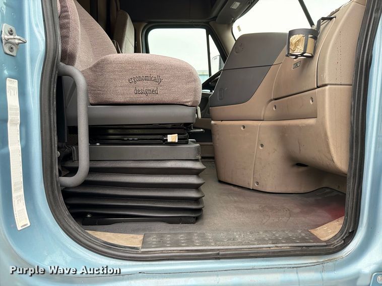 image for item EX1023 2016 Freightliner Cascadia semi truck